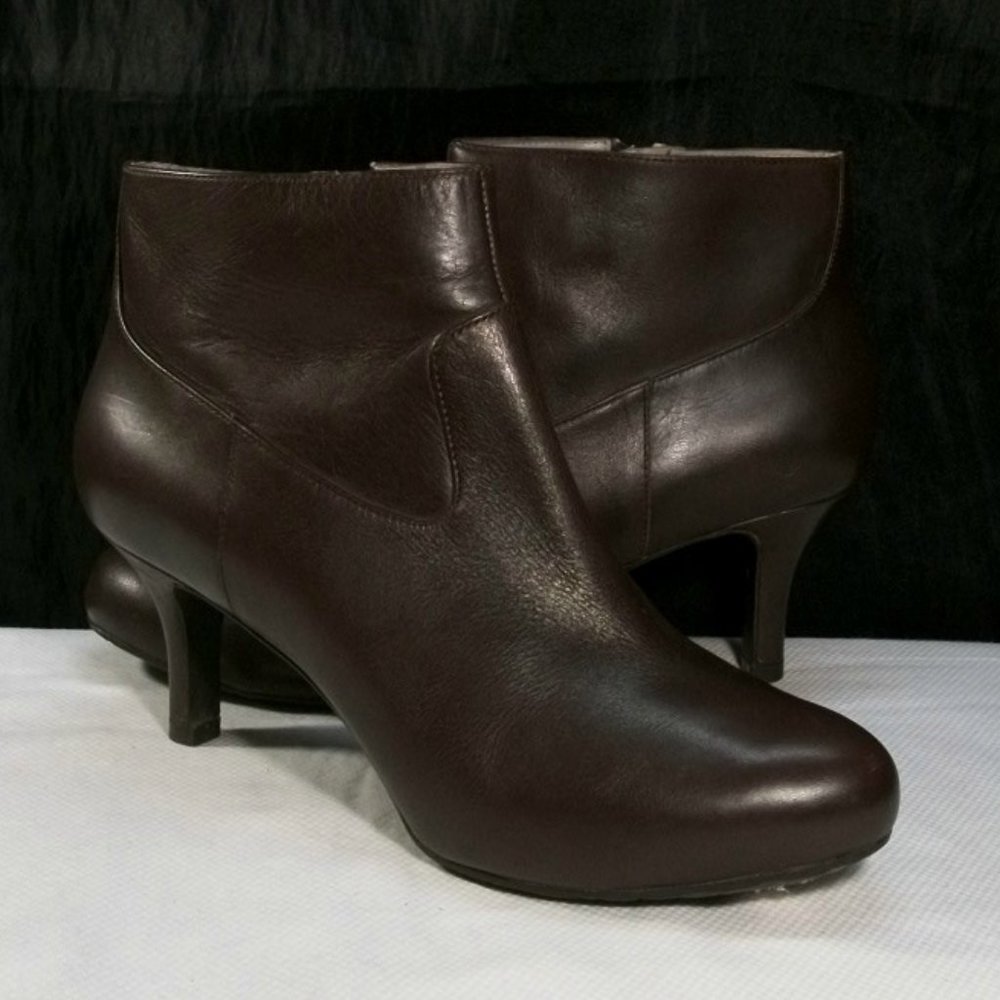 ROCKPORT SEVEN TO 7 CHOCOLATE PREMIUM LEATHER PUMP ANKLE BOOTIES 7.5M V75985